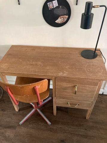 Antiek massief lichteiken bureau met (schoolmeesters) stoel beschikbaar voor biedingen
