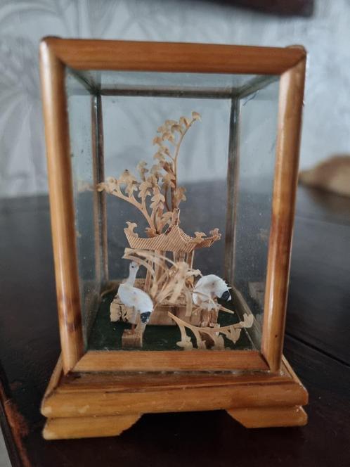 Chinees Miniatuur Kurksnijwerkje in Houten Vitrinekastje., Antiek en Kunst, Kunst | Niet-Westerse kunst, Ophalen of Verzenden