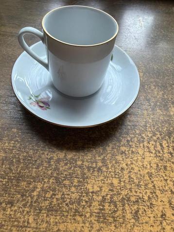 Kopje met schoteltje beschikbaar voor biedingen