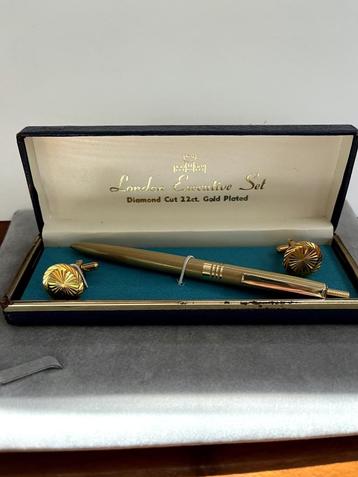 Goldplated manchetknopen in luxe set met pen. beschikbaar voor biedingen