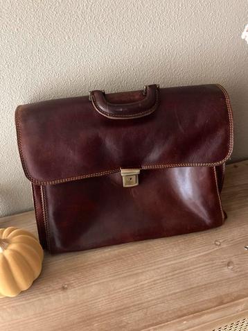 Mooi leren aktetas beschikbaar voor biedingen