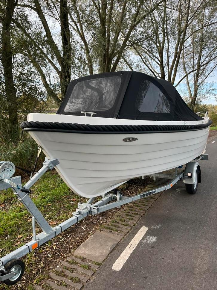 Lago Amore 540+15pk Suzuki+trailer!! Alles 2 jaar oud!, Watersport en Boten, Sloepen, Zo goed als nieuw, 10 tot 30 pk, 3 tot 6 meter