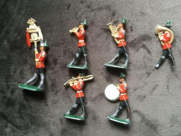 6 tinnen Royal Guards band poppetjes beschikbaar voor biedingen