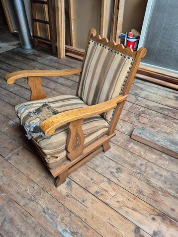 Vintage eiken houten fauteuil met houtsnijwerk, opknapper beschikbaar voor biedingen