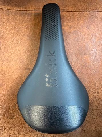 Te koop Fizik zadel racefiets zadel  beschikbaar voor biedingen