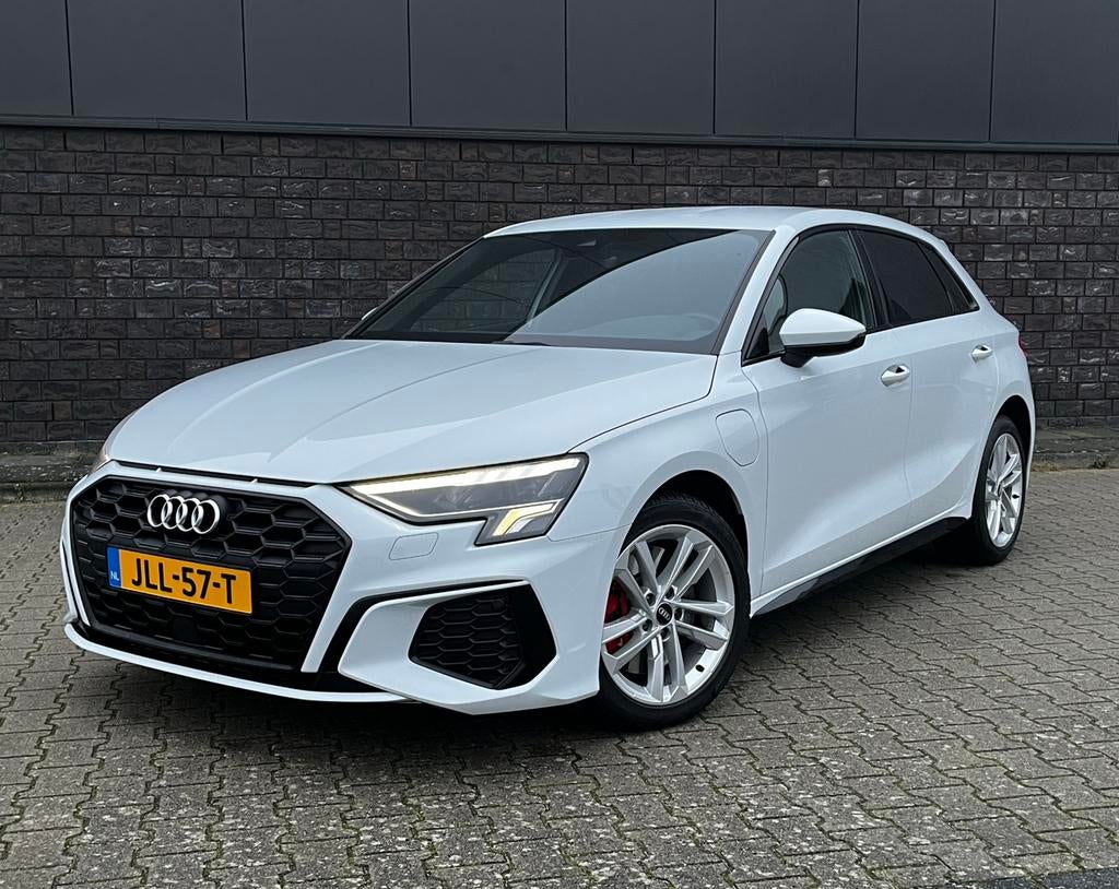 Audi A3 Sportback 45 TFSI e S edition Competition, Auto's, USB, 4 cilinders, Leder en Stof, Wit