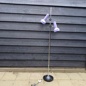 Vintage design vloerlamp.  beschikbaar voor biedingen