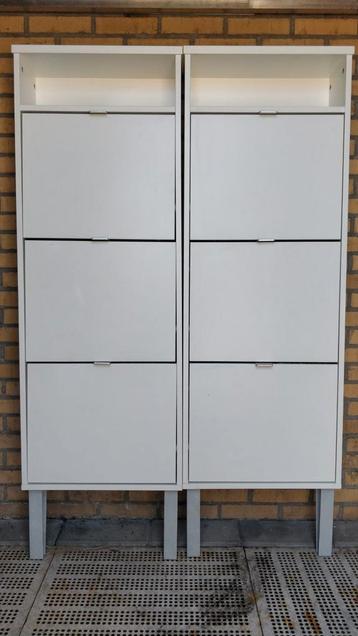 2 witte schoenenkasten te monteren tegen een muur beschikbaar voor biedingen