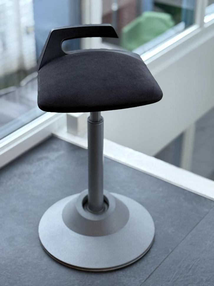 Aeris Muvman | ergonomische sta zit bureau kruk | IZGS, Huis en Inrichting, Bureaustoelen, Gebruikt, Bureaukruk, Overige kleuren