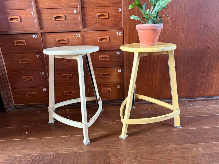 Vintage laboratorium krukjes / plantentafels - set van 2, Huis en Inrichting, Stoelen, Gebruikt, Twee, Metaal, Overige kleuren