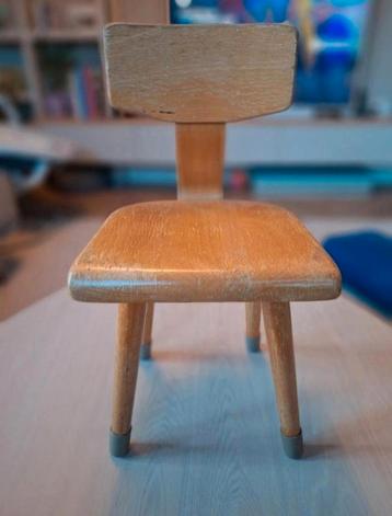Vintage schoolstoeltje beschikbaar voor biedingen