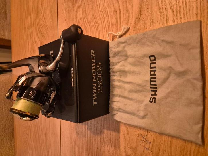Shimano twinpower 2500S, Watersport en Boten, Hengelsport | Roofvissen, Zo goed als nieuw, Molen, Ophalen of Verzenden