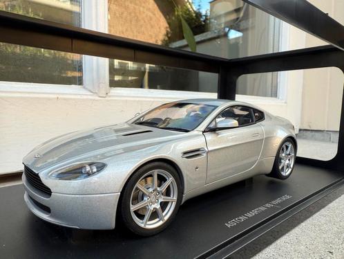 1:18 Aston Martin V8 Vantage Silver 2006 Autoart 70201, Hobby en Vrije tijd, Modelauto's | 1:18, Zo goed als nieuw, Auto, Autoart
