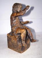 Prachtig beeld van zittend kind. Gesigneerd EIG,. L.V.  Izgs, Ophalen of Verzenden