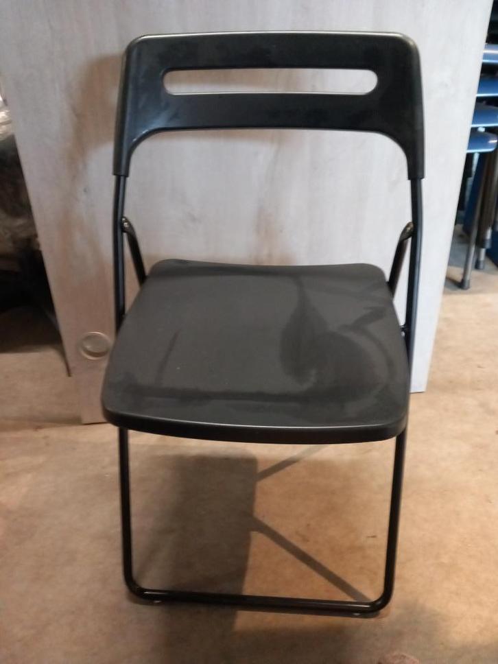 2 Zwarte klapstoelen, Huis en Inrichting, Stoelen, Gebruikt, Vijf, Zes of meer stoelen, Kunststof, Zwart, Ophalen