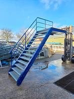 Stalen trap met bordes blauw hoog 2.7mtr nor008