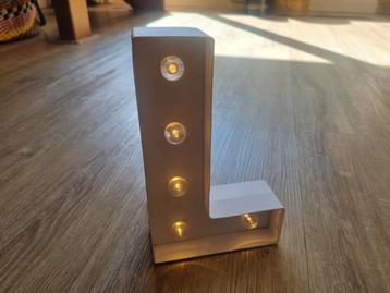 De letter L met verlichting  beschikbaar voor biedingen