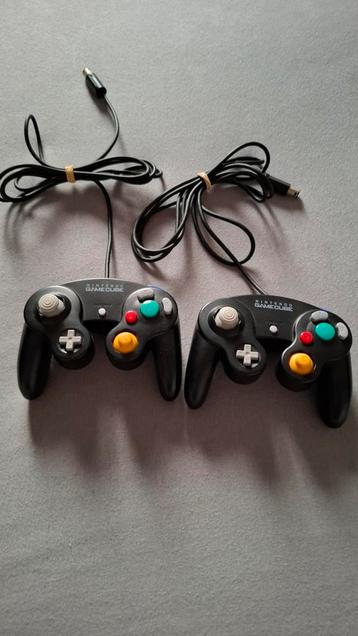 Twee zwarte GameCube controllers nette staat beschikbaar voor biedingen