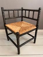 Klassiek Bobbin hoekstoel met biezen vlechtwerk, Antiek en Kunst, Antiek | Meubels | Stoelen en Banken, Ophalen of Verzenden