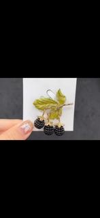 Bessen broche, Sieraden, Tassen en Uiterlijk, Broches, Ophalen of Verzenden, Overige materialen