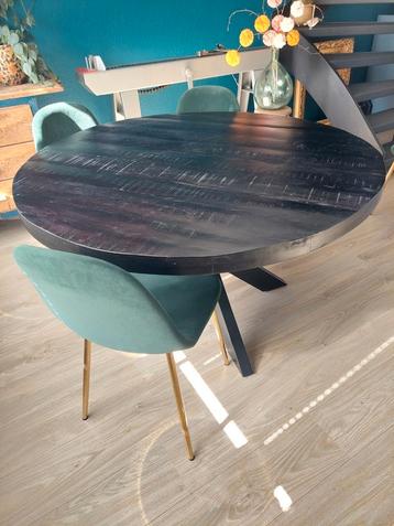 Zwarte Eettafel met metalen onderstel. Evt met 6 stoelen. beschikbaar voor biedingen