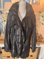 Chique, Zwarte, coated regenjas Gil Bret, 40, capuchon, ZGAN, Verzenden, Zo goed als nieuw, Maat 38/40 (M), Zwart