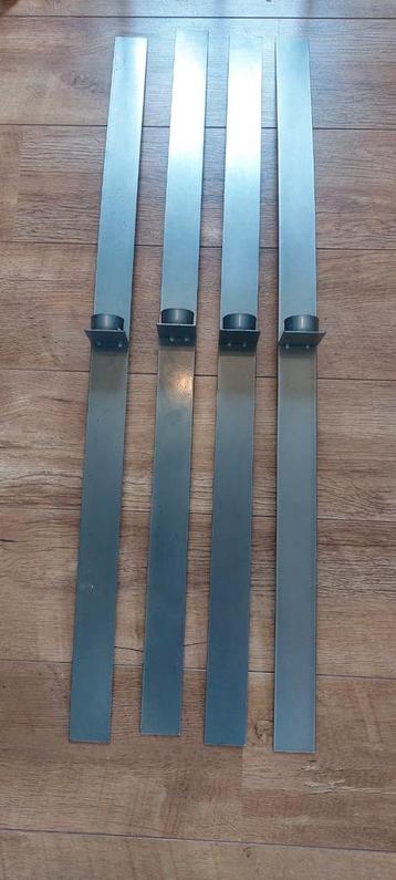 4 Metalen wandhangers beschikbaar voor biedingen