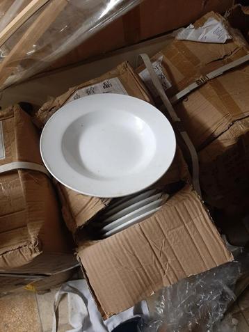 Grote partij servies en glaswerk- nieuw en gebruikt beschikbaar voor biedingen