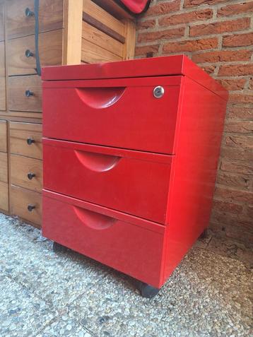 Retro dossierkastje op wieltjes beschikbaar voor biedingen
