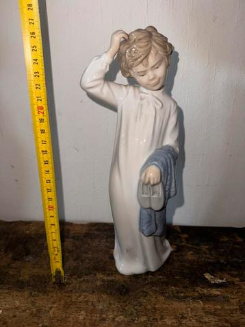 Leuk vintage Lladro beeld , jongentje dat gaat slapen beschikbaar voor biedingen