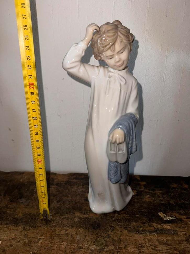 Leuk vintage Lladro beeld , jongentje dat gaat slapen, Verzamelen, Beelden en Beeldjes, Zo goed als nieuw, Ophalen of Verzenden