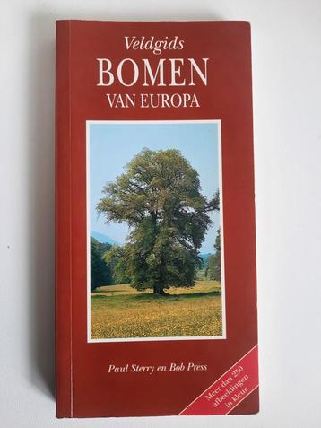 veldgids Bomen van Europa .Paul Sterry & Bob Press beschikbaar voor biedingen