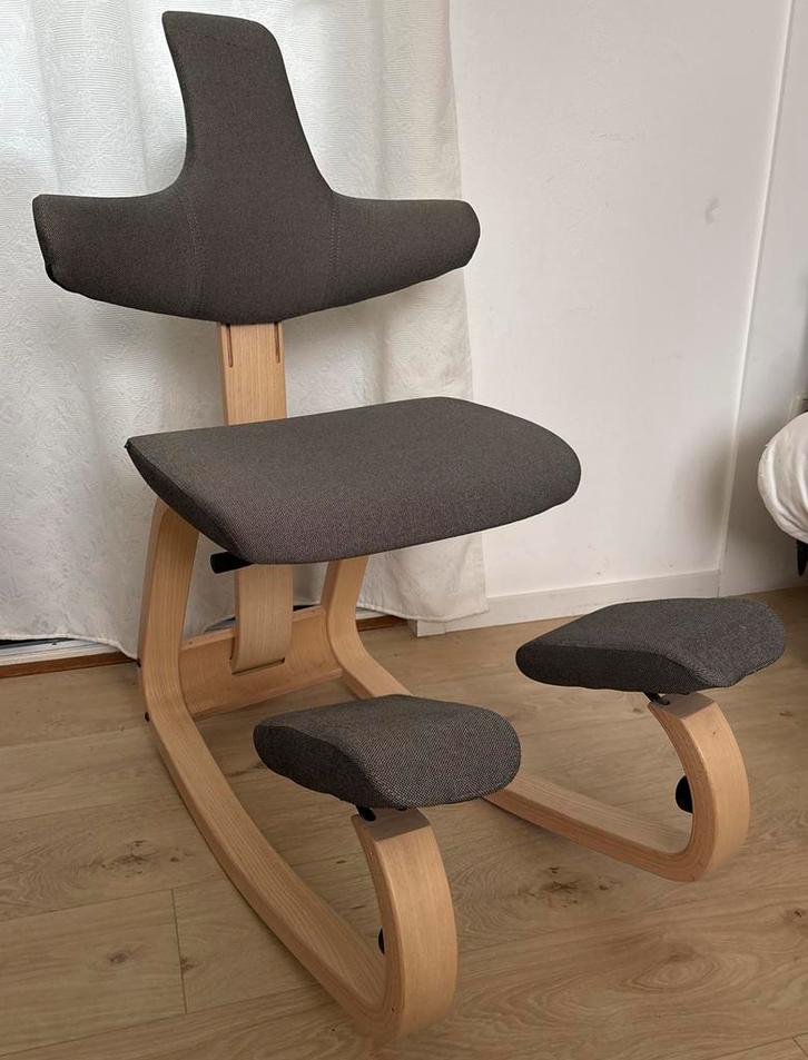 Varier Thatsit Kniestoel Stokke- Grijs, Huis en Inrichting, Stoelen, Zo goed als nieuw, Eén, Hout, Grijs, Ophalen