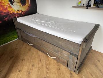 Steigerhouten bed met uitschuifbed en 2 uitschuiflades beschikbaar voor biedingen