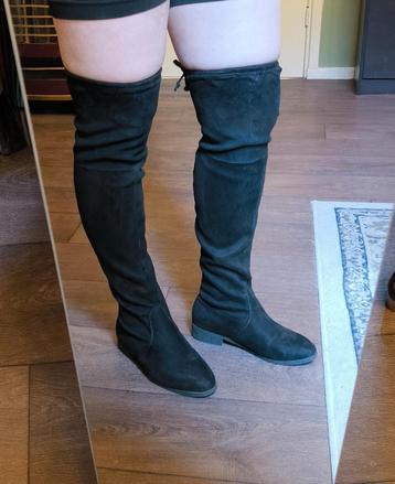 Zwarte overknees beschikbaar voor biedingen