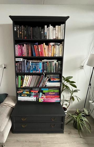 MOET WEG! boekenkast met ladenblok 📚