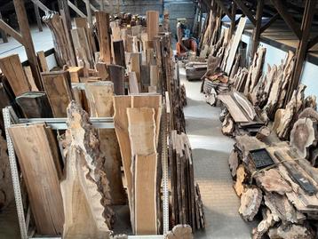De houtatelier specialist in unieke stoere boomstamplanken beschikbaar voor biedingen