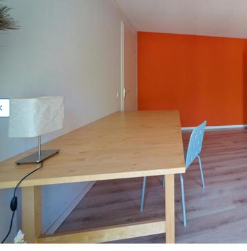 Solid Wooden Table 22010075 cm – Like New! beschikbaar voor biedingen