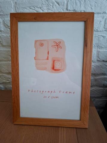 (M) Houten lijst in nieuwstaat. Fotoformaat 20x30 cm.  beschikbaar voor biedingen