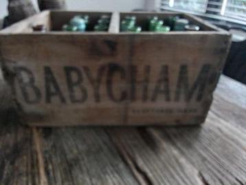 Stoer oud houten kistje baby champagne  beschikbaar voor biedingen