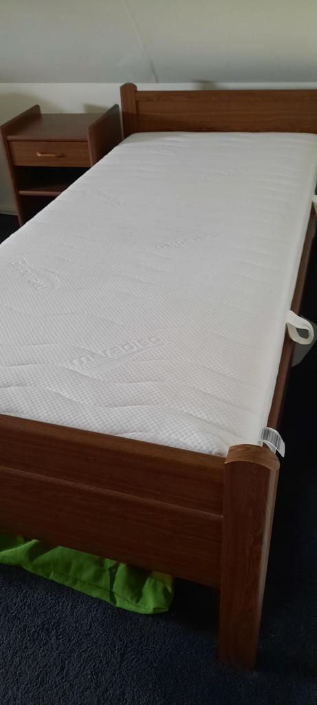 1pers.Seniorenledikant + nachtkastje Vroomshoop + ++++, Huis en Inrichting, Slaapkamer | Bedden, Zo goed als nieuw, Eenpersoons