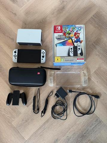 Nintendo switch oled met accesoires beschikbaar voor biedingen