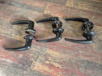 3 oude zwart bakeliet deurklinken met rozet beschikbaar voor biedingen