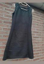 Zwarte jurk van So Soire maat S. Dikker stof, Kleding | Dames, Jurken, Zwart, Nieuw, Ophalen of Verzenden, Knielengte