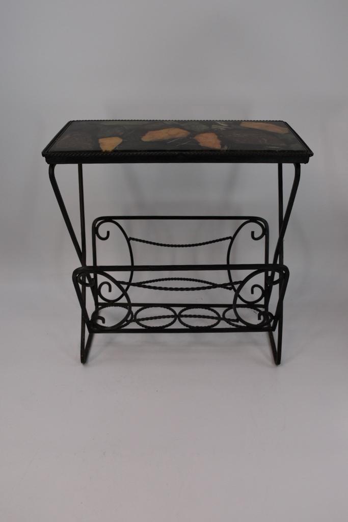 Vintage smeedijzeren wijnrektafel met epoxy blad, Huis en Inrichting, Woonaccessoires | Krantenbakken en Lectuurbakken, Zo goed als nieuw