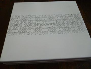 Prachtige witte theedoos Pickwick 32,5 x 32,5 x 6,5 cm Nieuw beschikbaar voor biedingen