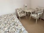 2 vintage stoelen met 1 tafel en beddensprei bloemen motief, Ophalen, Gebruikt, Stof, Twee
