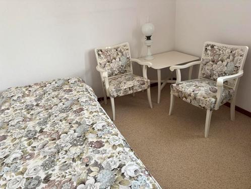 2 vintage stoelen met 1 tafel en beddensprei bloemen motief, Huis en Inrichting, Stoelen, Gebruikt, Twee, Stof, Ophalen