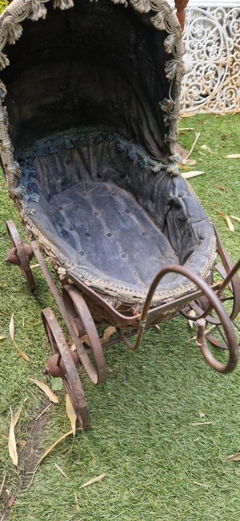 Antieke poppenwagen(midden 20e eeuw)Beer(van stro)*Brocante, Antiek en Kunst, Curiosa en Brocante, Ophalen of Verzenden