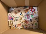 Doos postzegels onafgeweekt, netto rond 1,2 kilo, Ophalen of Verzenden, Nederland en Buitenland